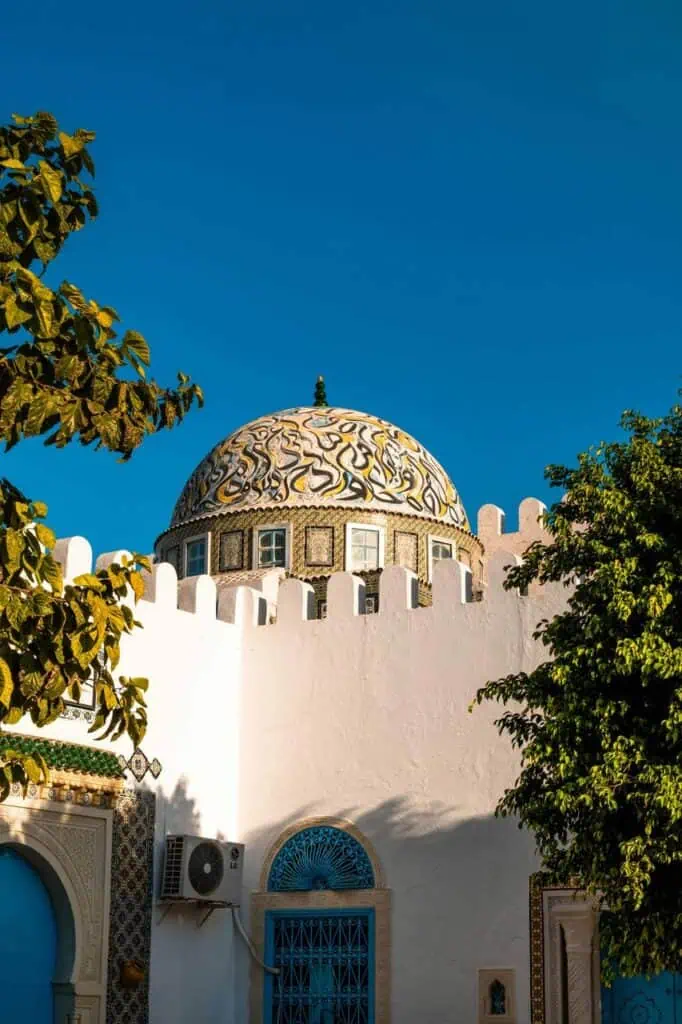 A beautifully designed Algerian building with a traditional dome and intricate tilework, representing heritage, ambition, and the importance of crafting a strong student re sume for career success.